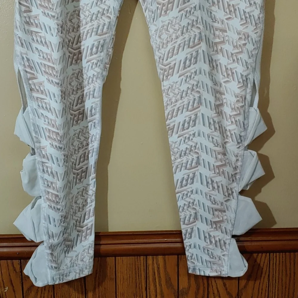 Victoria's Secret Mesh Side Cut Out Capris S NWOT - Picture 3 of 8